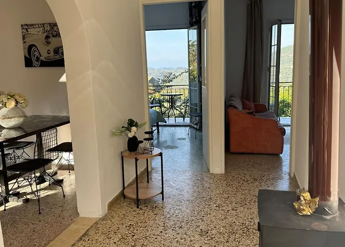 Sofia's Bella Vista Pagoi آغيوس غيوريوس باغون